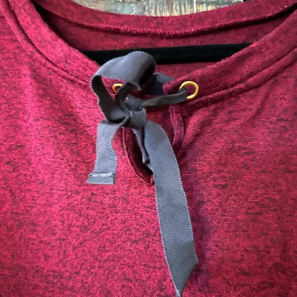 St Johns Bay Womens XL Red Long Sleeve Embroidered Stretch Shirt Burgandy Hi-Low - Picture 2 of 3